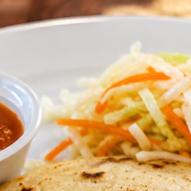 Pupusas rebueltas y de chicharron con queso.